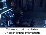 Monroe en train de raliser un diagnostique informatique