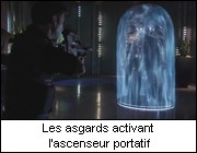 Les asgards activant l'ascenseur portatif