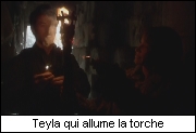 Teyla qui allume une torche