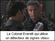 Le colonel Everett qui utilise un dtecteur de signes vitaux