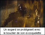 Un asgard se protgeant avec le bouclier de son exosquelette