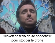 Beckett en train de se concentrer pour stopper le drone