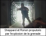 Sheppard et Ronon propulss par l'explosion de la grenade