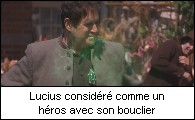 Lucius considr comme un hros avec son bouclier