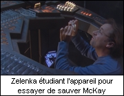 Zelenka tudiant l'appareil pour essayer de sauver McKay