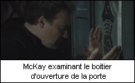 McKay examinant le boitier d'ouverture