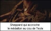 Sheppard qui accroche le mdaillon au cou de Teyla