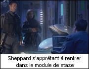 Sheppard s'apprtant  rentrer dans le module de stase