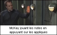 McKay jouant les notes en appuyant sur les appliques