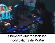 Sheppard qui transfert les modifications de McKay