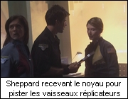 Sheppard recevant le noyau pour pister les vaisseaux rplicateurs