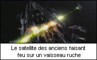 Le satellite des Anciens faisant feu sur un vaisseau ruche