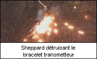 Sheppard dtruisant le bracelet transmetteur