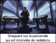 Sheppard sur la passerelle qui est innonde de radiations