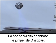 La sonde wraith scannant le jumper de Sheppard