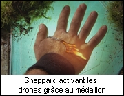 Sheppard activant les drones grce au mdaillon