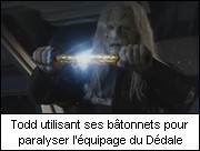 Todd utilisant ses btonnets pour paralyser l'quipage du Ddale