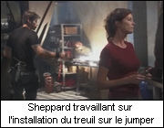 Sheppard travaillant sur l'installation du treuil sur le jumper